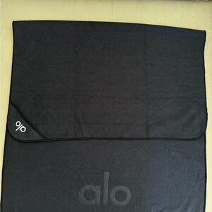 Alo Black Small Yoga Mat Towel - Logo Detail